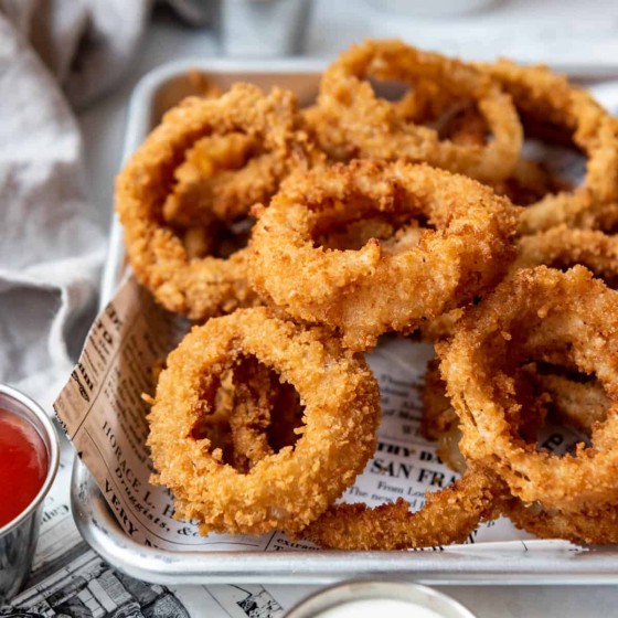 5 Battered onion rings served with a choice of dips including BBQ, sweet Chilli, piri piri or yoghurt and chive.