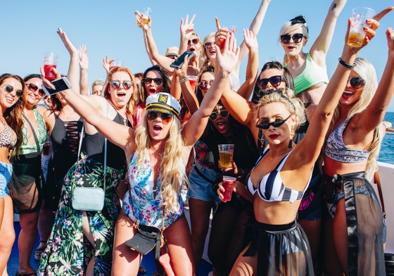 <p>Prepare for a great experience in the waters of Lisbon! Hosted on an enormous sailing boat, for cruising the calm waters of Tagus River. Arrive early so you can meet and get to know each another with everyone our awesome staff. </p>