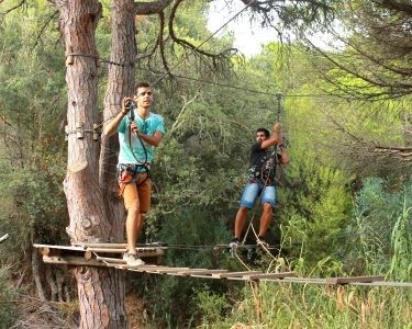 Join the Albufeira adventure with the high ropes adrenalin climb, treetop to treetop in our fun park