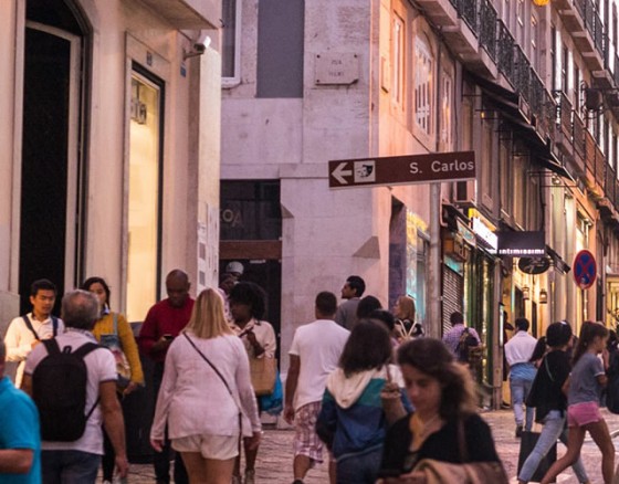 Join us on a fantastic walking tour around the city of Lisbon, cakes and water included.